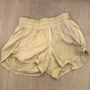 Lululemon Tracker Short V *4" Lemon Vibe Size 6